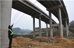 通管局現(xiàn)場(chǎng)質(zhì)檢貢嘎機(jī)場(chǎng)專(zhuān)用公路沿線(xiàn)光纜工程